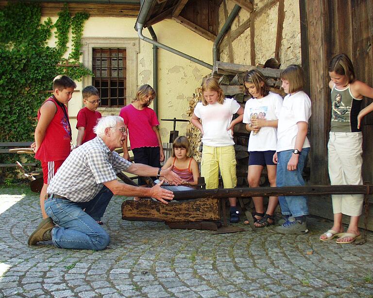 Kindern das alte dörfliche Leben nahezubringen ist eine Passion, der Rudolf Mauder gerne frönt. Im Heimatmuseum 'Salzhaus' im Brügel geht er mit dem Nachwuchs auf Zeitreise in die Vergangenheit.&nbsp; &nbsp;