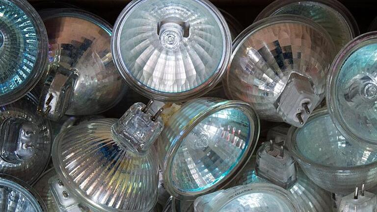 Hintergrund des schrittweisen Auslaufens der Halogenlampe ist die sogenannte Ökodesign-Richtlinie der EU. Foto: Arno Burgi       -  Hintergrund des schrittweisen Auslaufens der Halogenlampe ist die sogenannte Ökodesign-Richtlinie der EU. Es sind aber noch weitere Lampen betroffen.