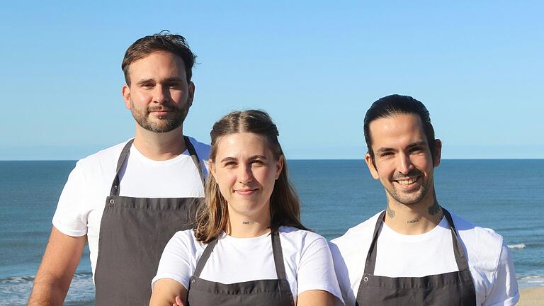 Ein junges Team übernimmt den Landgasthof Schwab. Mit dem Selbstauslöser haben sich (von links) Nico Frank, Melina Berwelec und Luca Vitale am Sylter Strand fotografiert.