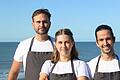 Ein junges Team übernimmt den Landgasthof Schwab. Mit dem Selbstauslöser haben sich (von links) Nico Frank, Melina Berwelec und Luca Vitale am Sylter Strand fotografiert.