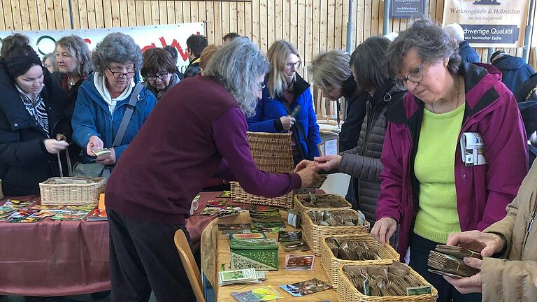 Vielfältiges samenfestes Saatgut, gute Beratung und Austausch sind das Erfolgsrezept des Greßthaler Gartenbauvereins beim Saatgutmarkt. Vielfältiges samenfestes Saatgut, gute Beratung und Austausch sind das Erfolgsrezept des Greßthaler Gartenbauvereins beim Saatgutmarkt.