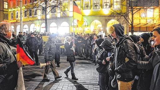 Ein ausgezeichnetes Foto, das für eine Auszeichnung missbraucht wurde: Die Macher der islamfeindlichen Internetseite &bdquo;Politically Incorrect&ldquo; erkoren es zum &bdquo;Pressefoto des Jahres&ldquo; &ndash; ohne Freigabe oder Quellenangabe. Nun geht diese Zeitung rechtlich gegen sie vor. Das Bild entstand am 1. Dezember 2014 in Würzburg. Main-Post-Fotograf Thomas Obermeier hielt fest, wie eine Pegida-Anhängerin auf Gegendemonstranten zuging.