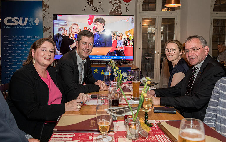 Kurz nach 18 Uhr sind im Ratskeller die Mienen noch fröhlich bei der CSU (von links): Listenkandidatin Ulrike Langhans, OB Christian Schuchardt, Kreisvorsitzende Christine Bötsch und MdB Paul Lehrieder.