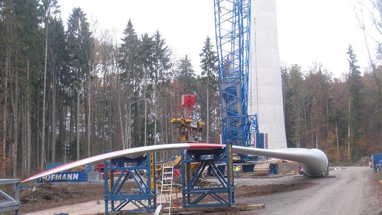 Die Rotorblätter für die Windkraftanlagen werden derzeit angeliefert.  Fotos: Hilmar Ruppert       -  Die Rotorblätter für die Windkraftanlagen werden derzeit angeliefert.  Fotos: Hilmar Ruppert