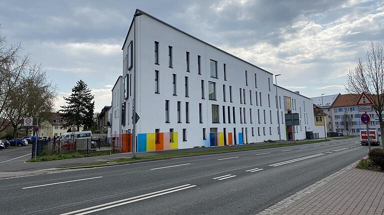 Nicht weit entfernt vom neuen Bauplatz steht ein weiteres Wohnheim der Lebenshilfe an der Niederwerrner Straße.