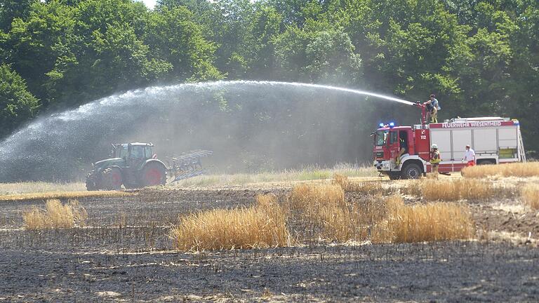 Heiß, heißer, Sonntag im Landkreis Kitzingen: Feuerwehr muss zu gleich drei Bränden ausrücken