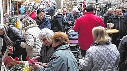 Zahlreiche Gäste belebten den Dorfplatz bei der Uchenhöfer Dorfweihnacht, wo es kreative Sachen zu kaufen und köstliche Speisen und Getränke zu verkosten gab.