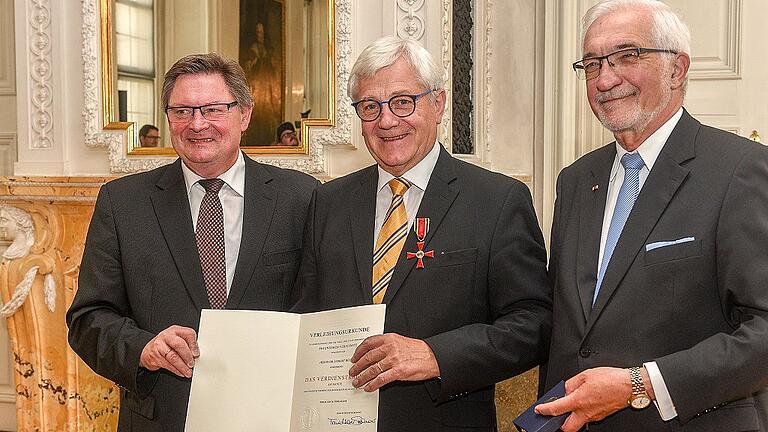 Ordensverleihung in der Regierung von Unterfranken. Mit dem Verdienstkreuz am Bande wurde Dr. Hubert Büchs aus Leutershausen von Staatssekretär Gerhard Eck (links) und Regierungspräsident Paul Beinhofer (rechts) ausgezeichnet.