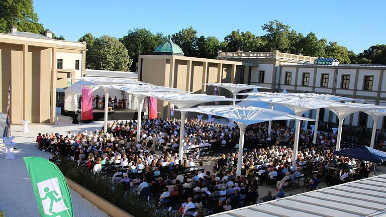 Eine Premiere erlebten knapp tausend Besucher des ersten Open-Air-Konzertes im Innenhof des Luitpoldbades. Foto: Ralf Ruppert       -  Eine Premiere erlebten knapp tausend Besucher des ersten Open-Air-Konzertes im Innenhof des Luitpoldbades. Foto: Ralf Ruppert