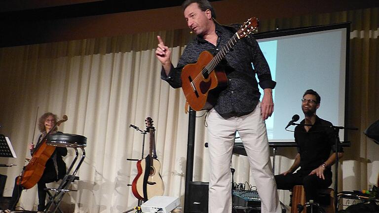 Der erhobene Zeigefinger ist  nicht seine Art, die Zuhörer anzusprechen, er verpackt seine Botschaften lieber in treffende Bilder und Musik. Clemens Bittlinger bei seinem Auftritt im Großen Kursaal in Bad Königshofen