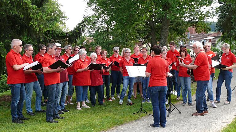 Moderne, dynamische Songs intonierte der ökumenische Singkreis mit seinem Gitarristen Bernd Werkmeister beim Parkkonzert.