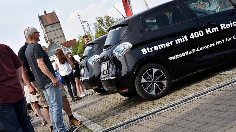 In Bad Neustadt an der Saale findet jährlich eine Fahrzeugschau für Elektromobilität statt. 2019 nahmen 30 Aussteller teil. Elektroroller, Elektroautos oder E-Bikes standen für Probefahrten bereit (Archivbild).