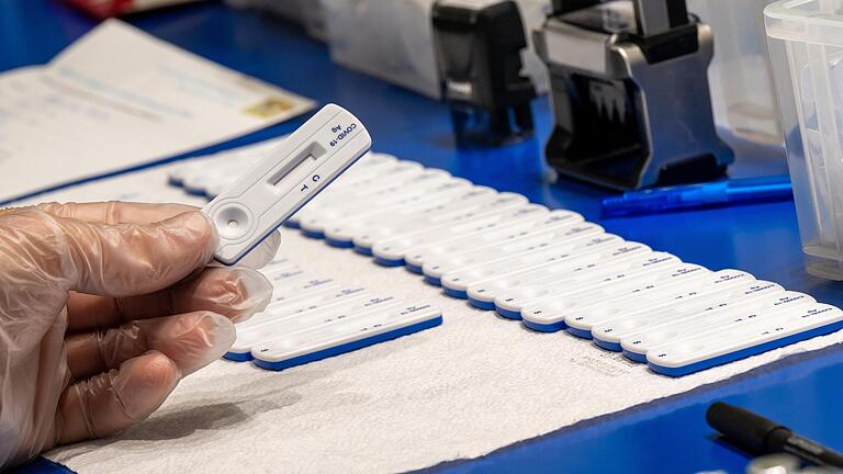 Wenn ein PCR-Test (Symbolfoto) positiv auf Corona anschlägt, taucht der Fall in der RKI-Statistik auf. Das war in Rhön-Grabfeld zuletzt aufgrund von technischen Problemen nicht so. Nun scheinen die Probleme behoben zu sein. Wenn ein PCR-Test (Symbolfoto) positiv auf Corona anschlägt, taucht der Fall in der RKI-Statistik auf. Das war in Rhön-Grabfeld zuletzt aufgrund von technischen Problemen nicht so. Nun scheinen die Probleme behoben zu sein. 