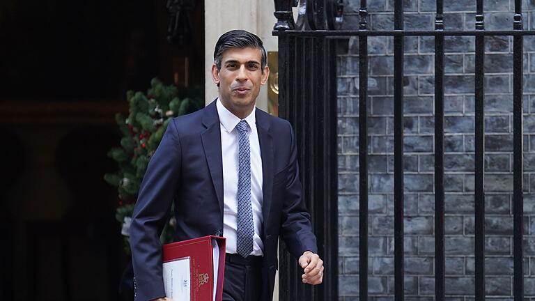 Rishi Sunak       -  Großbritanniens Premierminister Rishi Sunak verlässt die Downing Street 10 in London.