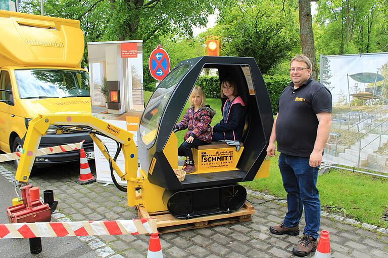 Michael Wurm ließ mit dem Minibagger der Bauunternehmung Schmitt viele Kinderherzen höherschlagen.