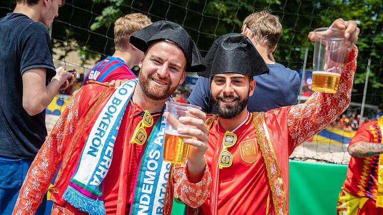 Fußball-Fans mit Bier bei der Euro 2024       -  Selbst der Bierdurst der Fußball-Fans bei der EM konnte den Bierabsatz im Juni nicht retten.