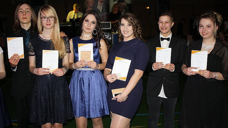 Die ersten drei Plätze beim Tanzwettbewerb im Rahmen des Abschlussballes gingen an die Mittelschule Gerolzhofen (von links): Leon Drescher und Selina Jatzko (Platz 3), Rinesa Berbatovci und Donika Mehmeti (Platz 2), Shirin Schmitt und Johanna Behringer (Platz 1).