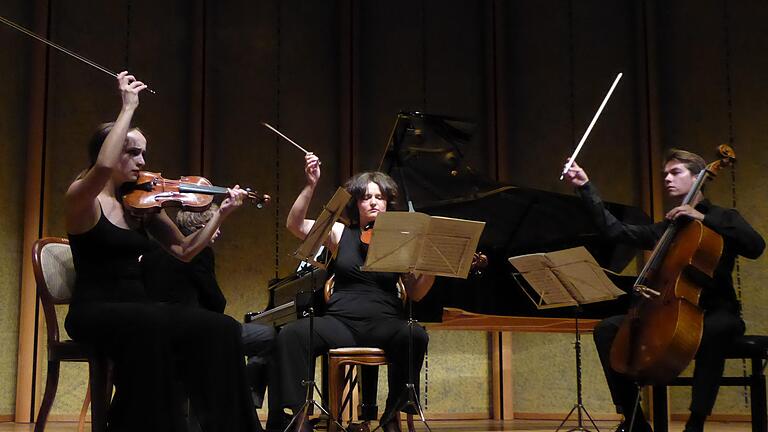 Christina Brabetz (Violine), Elizaveta Zolotova (Viola), Jakob Stepp (Violoncello) und Sergei Redkin (Klavier, verdeckt) spielten Klavierquartette von Mikhail Glinka und Johannes Brahms. Gerhild Ahnert       -  Christina Brabetz (Violine), Elizaveta Zolotova (Viola), Jakob Stepp (Violoncello) und Sergei Redkin (Klavier, verdeckt) spielten Klavierquartette von Mikhail Glinka und Johannes Brahms. Gerhild Ahnert