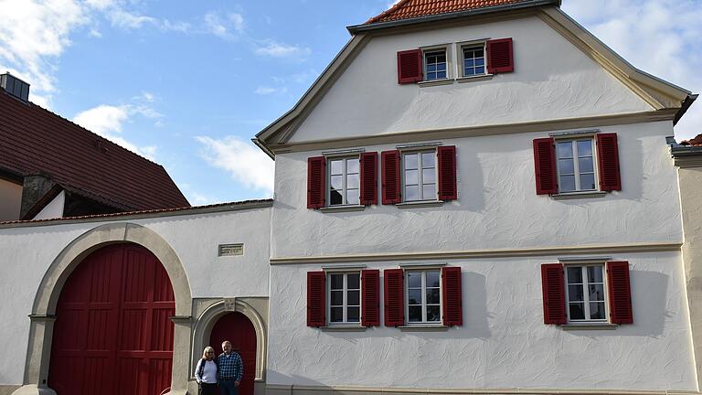 In historischen Zeiten wurden alte Hoftore auch mal mit Ochsenblut gestrichen. In einem ähnlichen Farbton, so die Auflage der Denkmalschützer, präsentieren sich das markante Hoftor und die Fensterläden der mit dem Förderpreis zur Erhaltung historischer Bausubstanz ausgezeichneten Hofanlage in der Oberndorfer Hauptstraße.