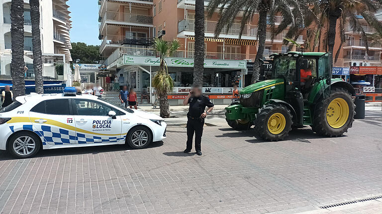 Ein Streifenwagen der Policía Local kam angerast und verstellte dem Traktor den Weg.