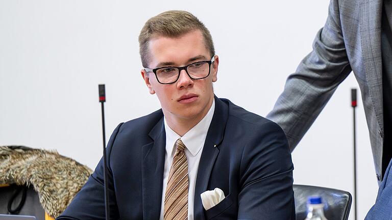 AfD-Politiker Daniel Halemba.jpeg       -  Der per Haftbefehl gesuchte, frisch in den bayerischen Landtag gewählte AfD-Politiker Daniel Halemba ist festgenommen worden. (Archivbild)