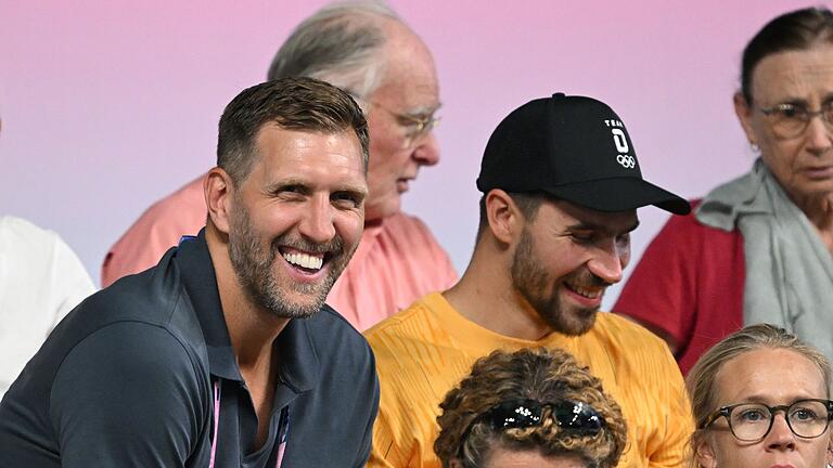 Paris 2024 - Tischtennis       -  Dirk Nowitzki neben Tischtennisspieler Patrick Franziska auf der Tribüne. Die Basketball-Legende ist schon lang mit Boll befreundet.
