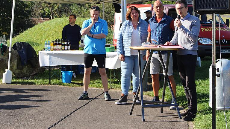 Eröffnung am Rhönexpress-Radweg: Bürgermeister Matthias Hauke (v.l.), Bürgermeisterin Katja Habersack, Bürgermeister Gerd Kleinhenz und Jan Marberg begrüßen die Teilnehmer. - Eröffnung am Rhönexpress-Radweg: Bürgermeister Matthias Hauke (v.l.), Bürgermeisterin Katja Habersack, Bürgermeister Gerd Kleinhenz und Jan Marberg begrüßen die Teilnehmer. Eröffnung am Rhönexpress-Radweg: Bürgermeister Matthias Hauke (v.l.), Bürgermeisterin Katja Habersack, Bürgermeister Gerd Kleinhenz und Jan Marberg begrüßen die Teilnehmer. - Eröffnung am Rhönexpress-Radweg: Bürgermeister Matthias Hauke (v.l.), Bürgermeisterin Katja Habersack, Bürgermeister Gerd Kleinhenz und Jan Marberg begrüßen die Teilnehmer.