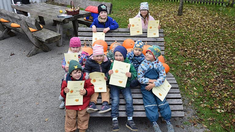 Das Ergebnis des ersten Kürbiswettbewerbs des Obst- und Gartenbauverein Rohrbach für Kinder wurde nach dem Wiegen der Früchte ermittelt. Die teilnehmenden Kinder wurden alle mit kleinen Geschenken für ihre Arbeit belohnt.