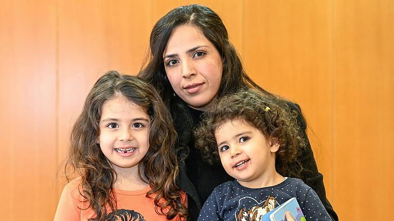 Die Afghanin Malika Hashemi mit ihren Töchtern Eileen (links, 5 Jahre) und Ayla (knapp 3). Die Afghanin Malika Hashemi mit ihren Töchtern Eileen (links, 5 Jahre) und Ayla (knapp 3).