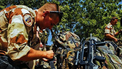 Vorbereitung auf den Einsatz in Mali: Ein französischer Soldat prüft seine Ausrüstung.