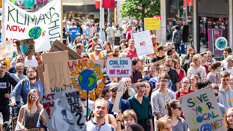 Für den Klimaschutz wieder auf der Straße: Über 2000 Demonstranten der Fridays for Future-Bewegung zogen durch die Innenstadt.
