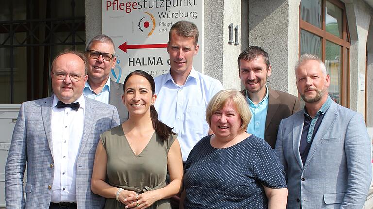 Freuen sich auf das neue Angebot des Pflegestützpunkts (von links): Alexander Schraml (KU), Peter Ditze (Bezirk Unterfranken), Sozialreferentin Hülya Düber, Alexander Starz (AOK), Ursula Weber (Halma), Tobias Konrad (Sprecher des Pflegestützpunkts) und Thomas Stolzenberg (Fachbereichsleiter Integration, Inklusion und Senioren, Stadt Würzburg).