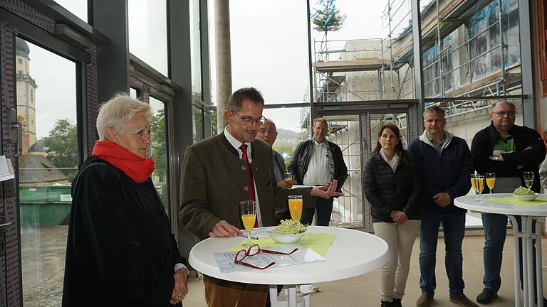 Fladungens Bürgermeisterin Agathe Heuser-Panten (links) erinnerte an den Werdegang zur Erweiterung und dem Umbau der Grundschule. Der stellvertretende Landrat Peter Suckfüll sprach seinerseits ein Grußwort. Fladungens Bürgermeisterin Agathe Heuser-Panten (links) erinnerte an den Werdegang zur Erweiterung und dem Umbau der Grundschule. Der stellvertretende Landrat Peter Suckfüll sprach seinerseits ein Grußwort.