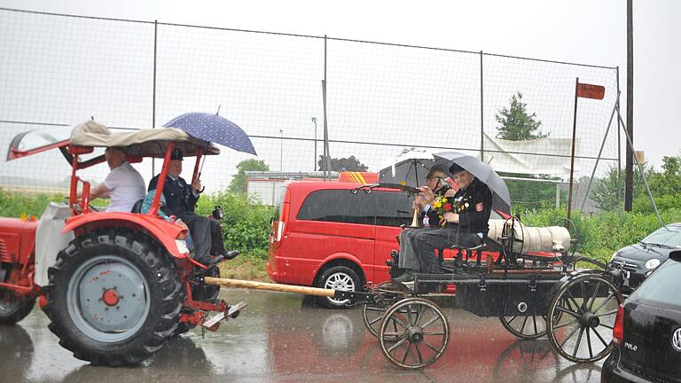 Gut beschirmt fuhren die Senioren der Feuerwehr Abersfeld auf dem historischen Schlauchwagen als Ehrengäste mit. Gut beschirmt fuhren die Senioren der Feuerwehr Abersfeld auf dem historischen Schlauchwagen als Ehrengäste mit.