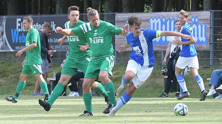 Die Spiele der A-Klassen Rhön - Das Tor des Tages im Spiel gegen den FC Untererthal II erzielte der Volkerser Spielführer Daniel Eirich (rechts). Die Spiele der A-Klassen Rhön - Das Tor des Tages im Spiel gegen den FC Untererthal II erzielte der Volkerser Spielführer Daniel Eirich (rechts).