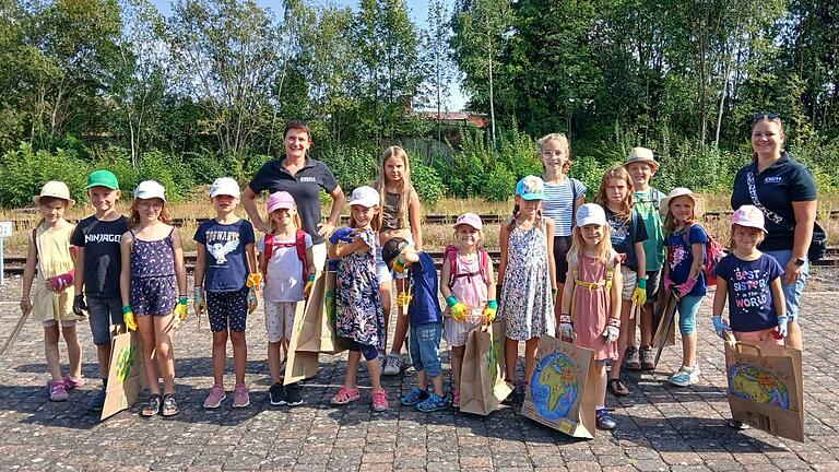 Die fleißigen Kinder und die Betreuerinnen waren bei bestem Wetter unterwegs.