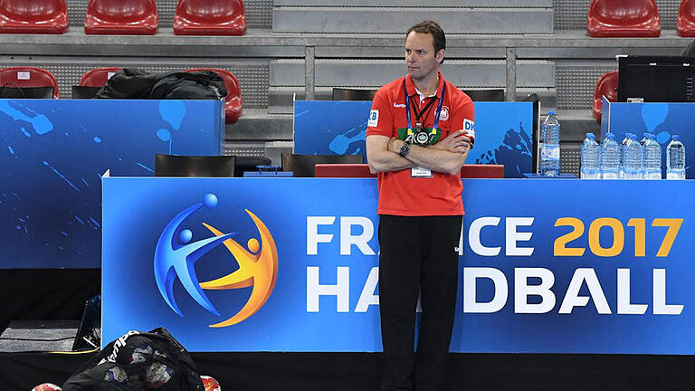 Mit „Riesenrespekt” - Dagur Sigurdsson beim Training in Rouen. Der Bundestrainer sieht das eigene Team gegen Ungarn als Außenseiter. Foto: Marijan Murat Mit „Riesenrespekt” - Dagur Sigurdsson beim Training in Rouen. Der Bundestrainer sieht das eigene Team gegen Ungarn als Außenseiter. Foto: Marijan Murat