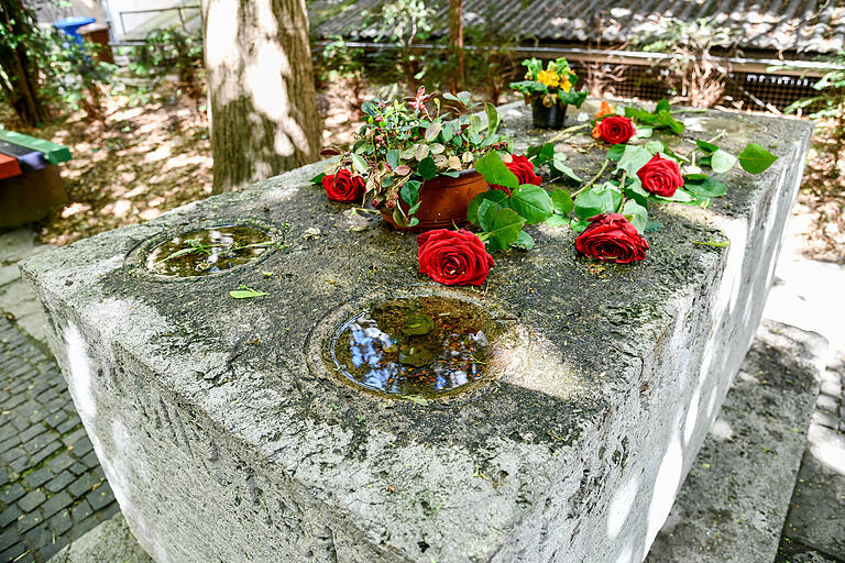 Eine Legende besagt, wenn man Liebeskummer hat und frische Blumen auf dem Gedenkstein im Lusamgärtchen ablegt, wird der Liebeskummer verschwunden sein, sobald die Blumen verwelkt sind.