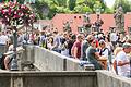 Bei schönem Wetter war in den vergangenen Wochen immer viel los auf der Alten Mainbrücke in Würzburg, besonders an den Wochenenden. Das sehen einige kritisch.