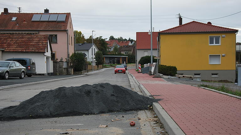 Der Untergrund in der Mergentheimer Straße ist seit einiger Zeit fertig. Bevor die letzte Asphaltschicht aufgetragen werden sollte, wurden die Fehler entdeckt. Der Untergrund in der Mergentheimer Straße ist seit einiger Zeit fertig. Bevor die letzte Asphaltschicht aufgetragen werden sollte, wurden die Fehler entdeckt.