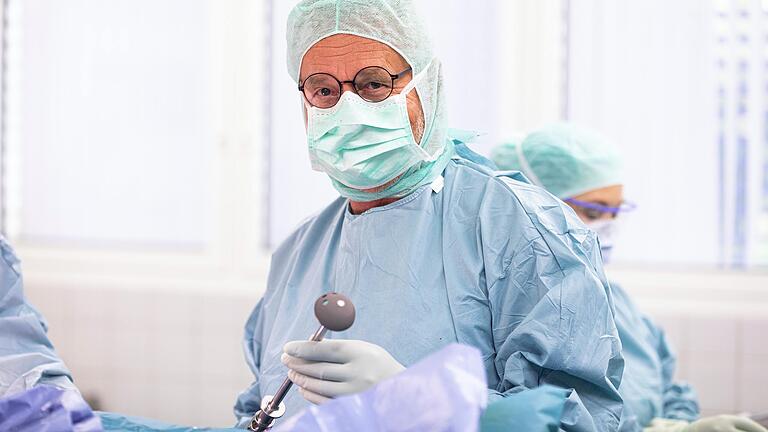 Hohe Qualität bei künstlichen Gelenken: Prof. Dr. Christoph Eingartner, Chefarzt der Klinik für Orthopädie und Unfallchirurgie, bei einer Hüftgelenksoperation im Caritas-Krankenhaus Bad Mergentheim.
