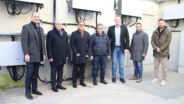 Freuen sich über die Einweihung der Photovoltaikanlage in der Gartenstraße. (Von links): Detlef Gensler (Leiter Firmenkundenbetreuung bei der Sparkasse), Sparkassenvorstand Georg Straub, Jopp-Geschäftsführer Martin Büchs, Carlo Jacopino (Leiter der Betriebstechnik bei Jopp), Christoph Hergenhahn (Leiter Netzbetrieb beim Überlandwerk), Bürgermeister Michael Werner und Patrick Pfenning (Projektmanager bei der Firma Suntec).