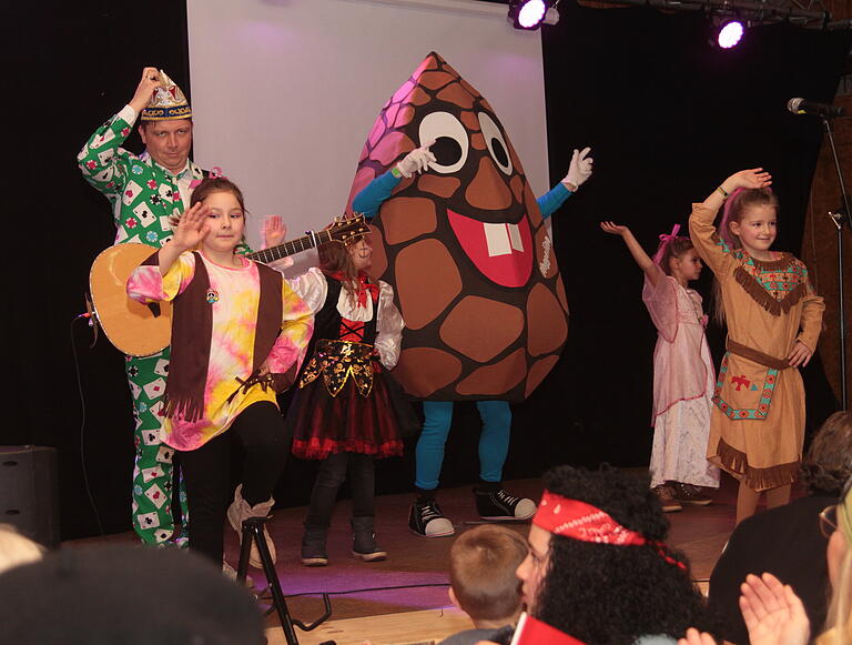 Aufmarsch des neuen Kirchaicher Maskottchens 'Moggelino' mit den Kindern.