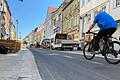 In der Mitte der Rückertstraße in Schweinfurt gibt es nun kein Pflaster mehr, sondern Asphalt. Doch er sollte beige und nicht grau sein, weswegen die Straße wohl noch einmal aufgerissen und der Belag neu gemacht wird.
