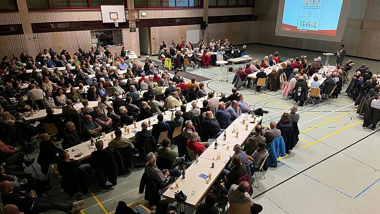 300 interessierte Bürger und Bürgerinnen, versammelten sich in der Höllberghalle in Kürnach.