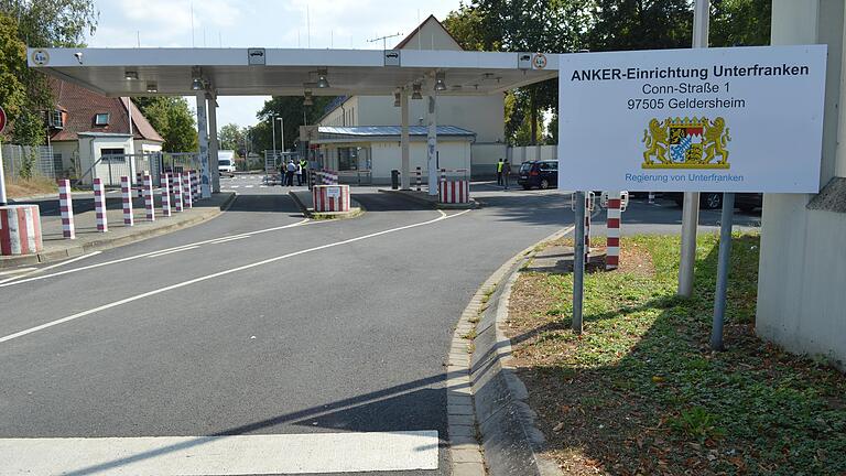 Seit Juni ist das Ankerzentrum in der Ex-Conn-Kaserne. Etliche Bewohner kaufen nun im nahen Netto-Markt in Euerbach ein. Seither gibt es Beschwerden über afrikanische Kunden, vor allem junge Männer, was Bürgermeister Arnold auf der Gemeinde-Homepage öffentlich machte.&nbsp;&nbsp;