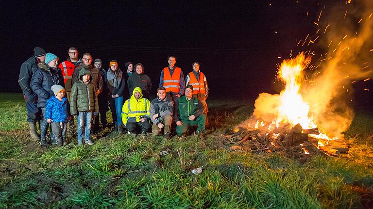 Als Ende November die Traktoren Richtung Berlin rollten, um auf die Lage der Landwirtschaft aufmerksam zu machen, entzündeten die daheim gebliebenen Landwirte ein Solidaritäts-Mahnfeuer an der Staatsstraße 2280 zwischen Oberlauringen und Stadtlauringen. Auch Andreas Gerner und Jürgen Schmidt (hinten rechts) waren dabei.