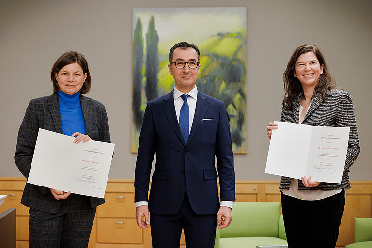 Bei der Vereidigung am 8. Dezember 2021 in Berlin: Manuela Rottmann (links) und Ophelia Nick (rechts), die beiden Parlamentarischen Staatssekretärinnen im Landwirtschaftsministerium, mit Minister Cem Özdemir.