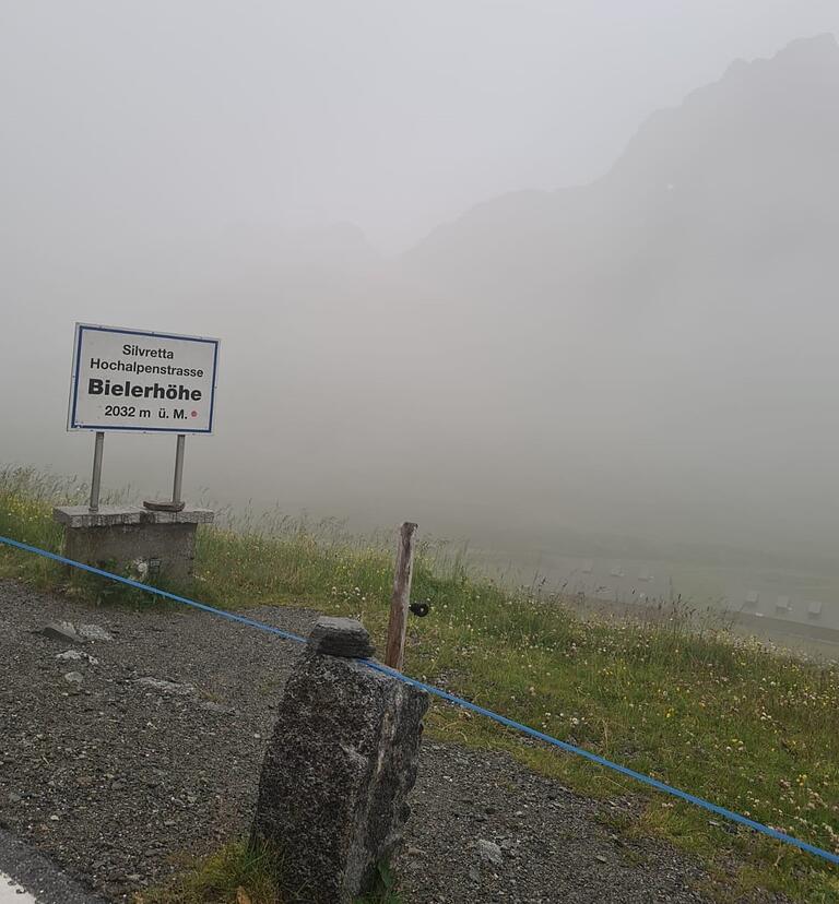 Ausgerechnet die vorgesehene 'Königsetappe' über die Hochalpenstraße am fünften Tag musste bei Regen und Gewitter wegen schlechter Sicht abgebrochen werden. Die Weiterfahrt wäre lebensgefährlich gewesen. Ausgerechnet die vorgesehene 'Königsetappe' über die Hochalpenstraße am fünften Tag musste bei Regen und Gewitter wegen schlechter Sicht abgebrochen werden. Die Weiterfahrt wäre lebensgefährlich gewesen.