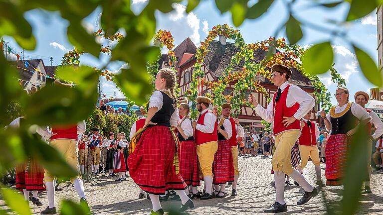 Auch auf Dorf- und Stadtfesten (wie hier in Aub im August 2022), die maßgeblich von Ehrenamtlichen organisiert werden, wird in den meisten Fällen eine Abgabe an die Gema fällig.&nbsp;